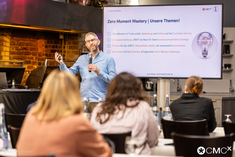 Speaker Sven Giebler bei seinem Zero Moment of Truth Vortrag auf der CMCX24